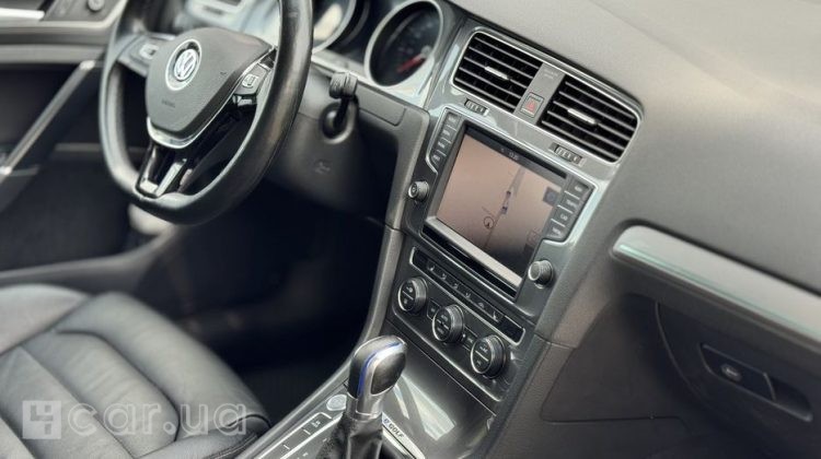 Volkswagen e-Golf, 2015